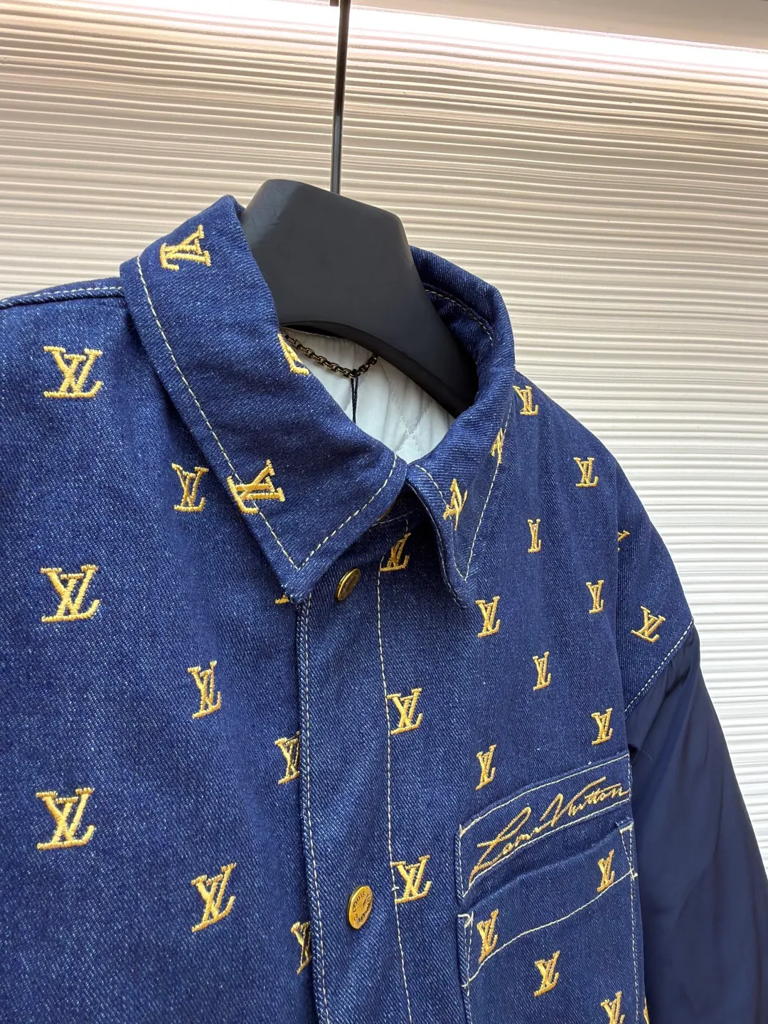 LOUIS VUITTON Full-width embroidered lapel Logo long-sleeved denim ●Original version: Purchased and developed by 28913 ●Item number: 1681216-B80 ●Fabric: denim fabric ●Technology: washed production ●Color: navy blue ●Version: fitted version ●Weight: about 1005 grams ●Size: 46-48-50-52 ●Description: The high-end fabric is made of 430g denim fabric, which feels breathable and comfortable after washing. The inner liner is quilted to keep warm and comfortable. It has exquisite counterpoint embroidery, and the custom-dyed pure cotton rib details are comparable to the original. The low-key and luxurious design must be your fashionable and versatile item. The same denim for men and women! The overall wiring is straight and delicate, the fabric is comfortable and soft, and the color is consistent without color difference. It can be matched with the same style to create a fashionable look and control various occasions. Customized accessories, complete with three standards, same style for men and women!